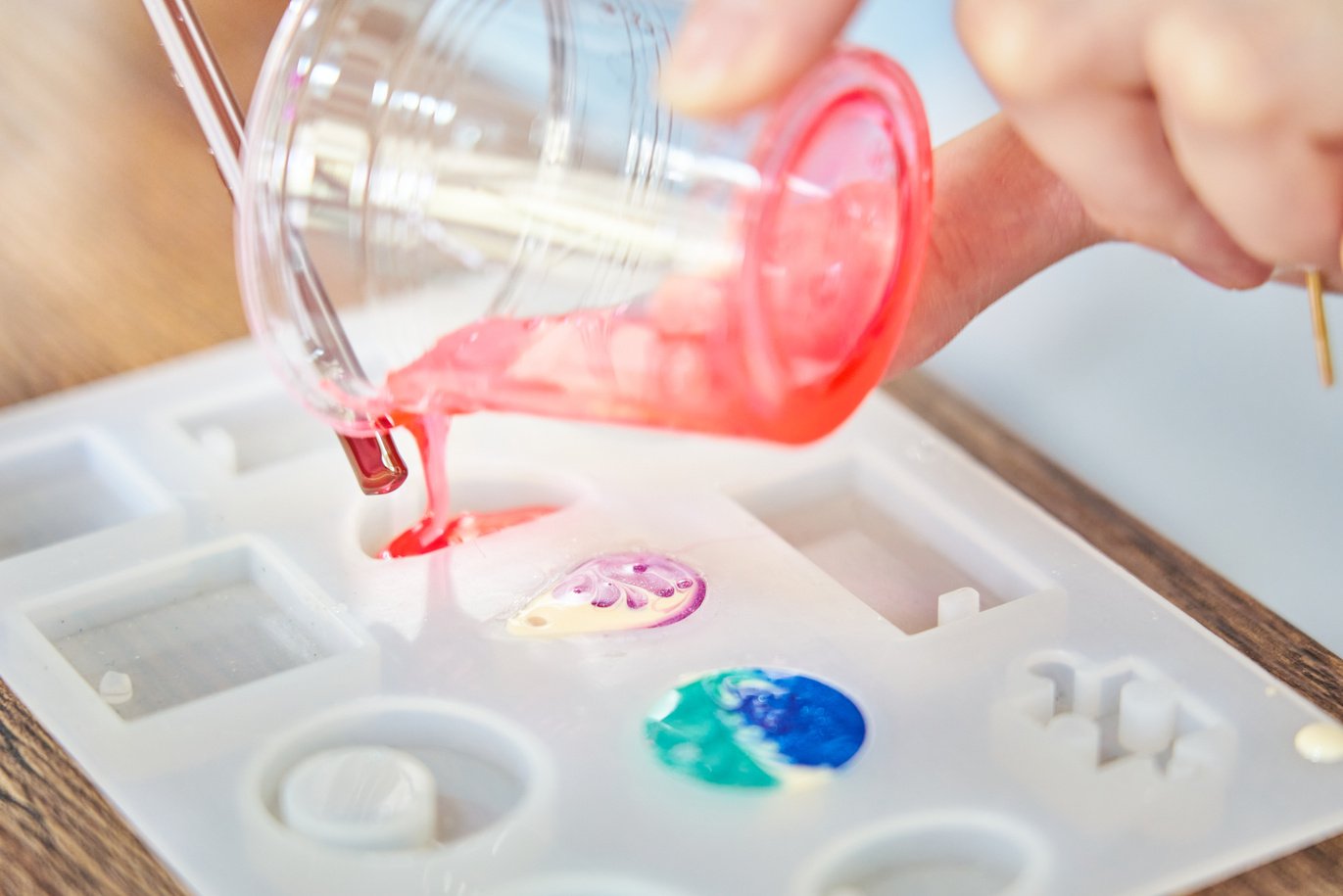 Pouring red resin into resin mold